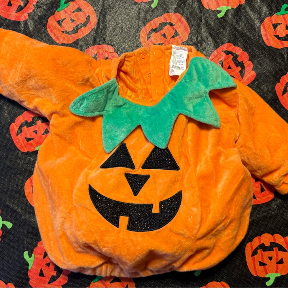 Target pumpkin costume 6-12 months ripped tags but never worn